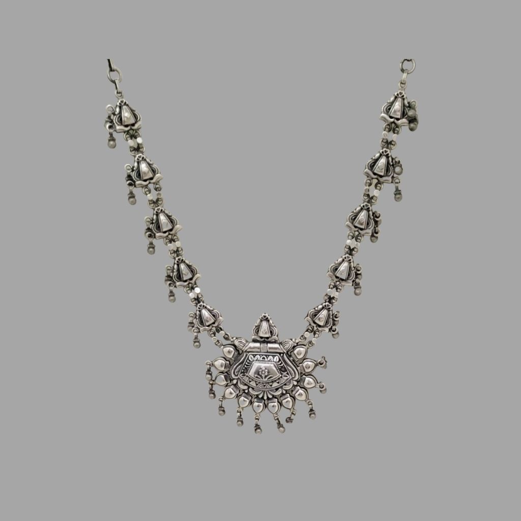 https://www.jewelnidhi.com/img/1614326068AQ NECK 0050 (1).jpg